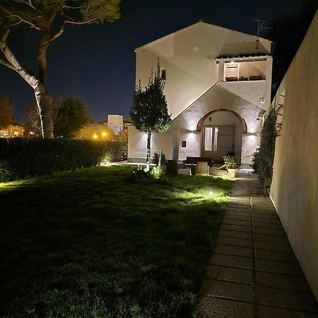La Villa Apartments Tinaia - Excellent For Sardegna & Corsica - 6-8 Beds - Private Parking Included With Camera Livorno Bagian luar foto