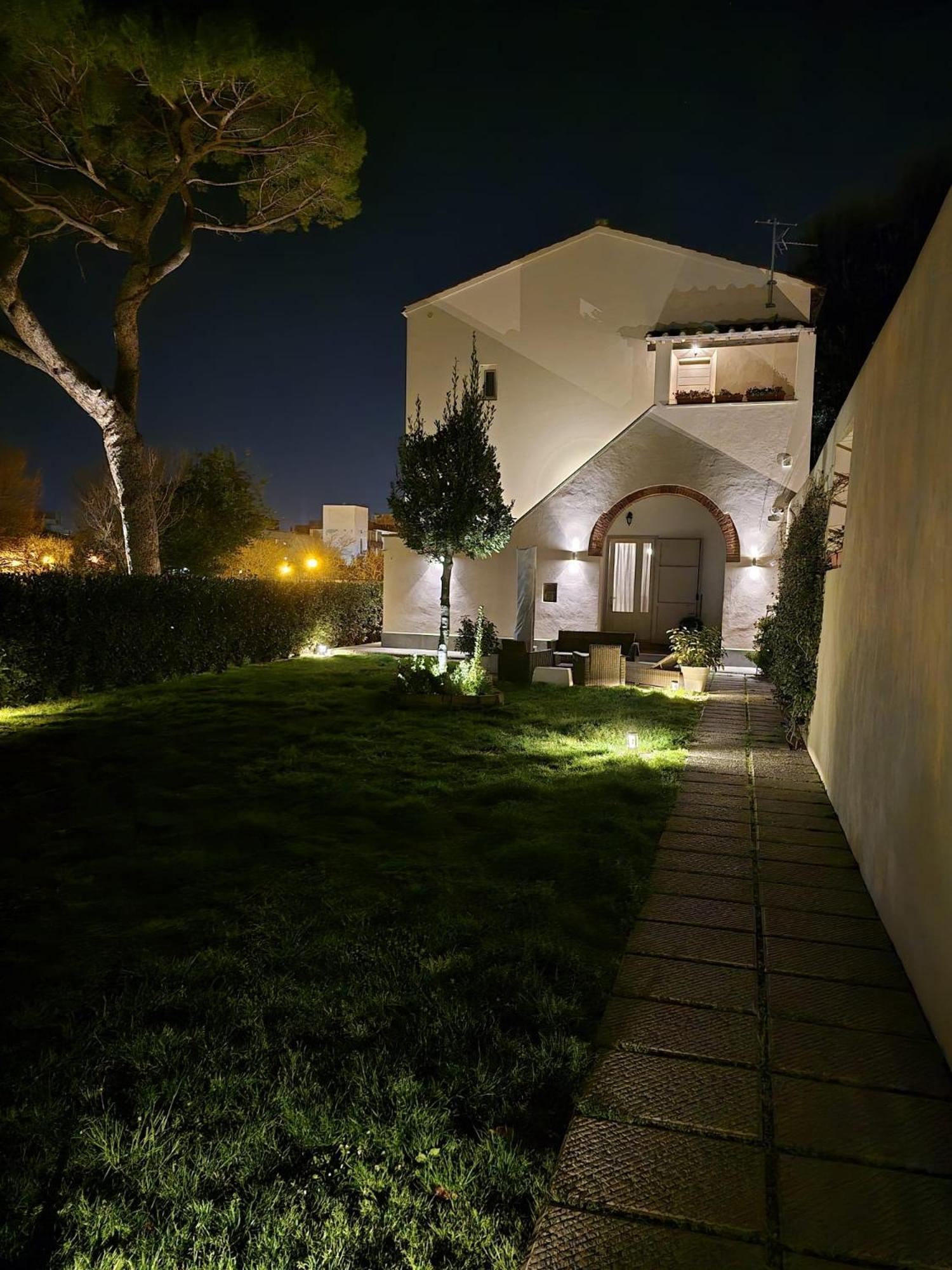 La Villa Apartments Tinaia - Excellent For Sardegna & Corsica - 6-8 Beds - Private Parking Included With Camera Livorno Bagian luar foto