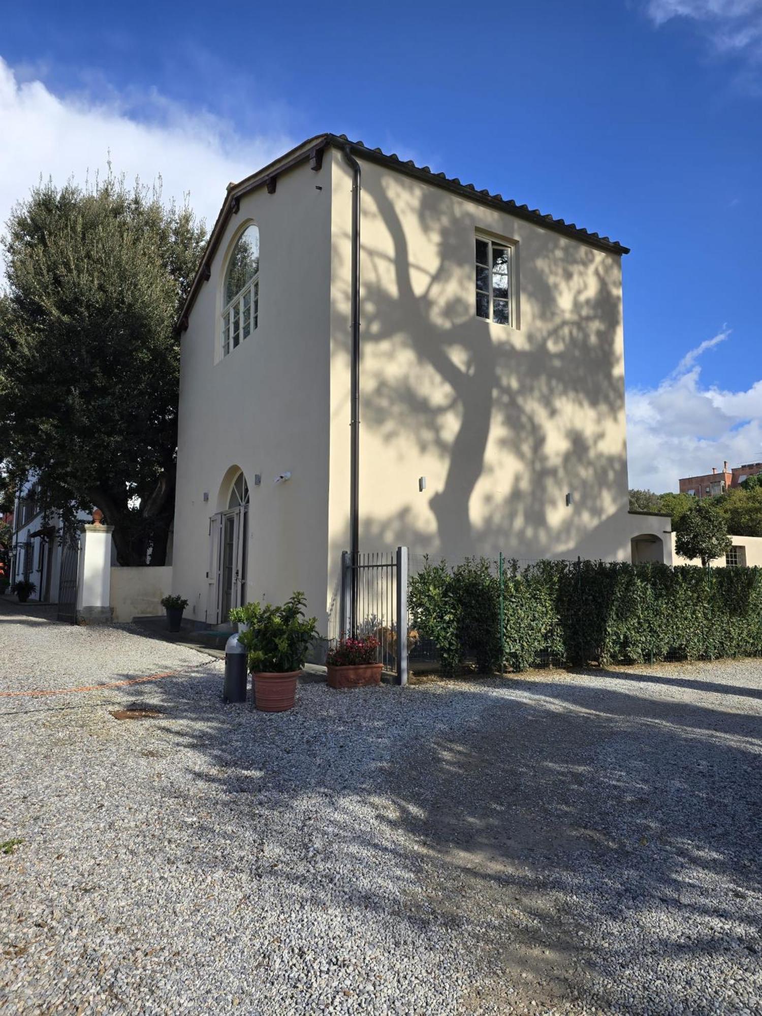 La Villa Apartments Tinaia - Excellent For Sardegna & Corsica - 6-8 Beds - Private Parking Included With Camera Livorno Bagian luar foto