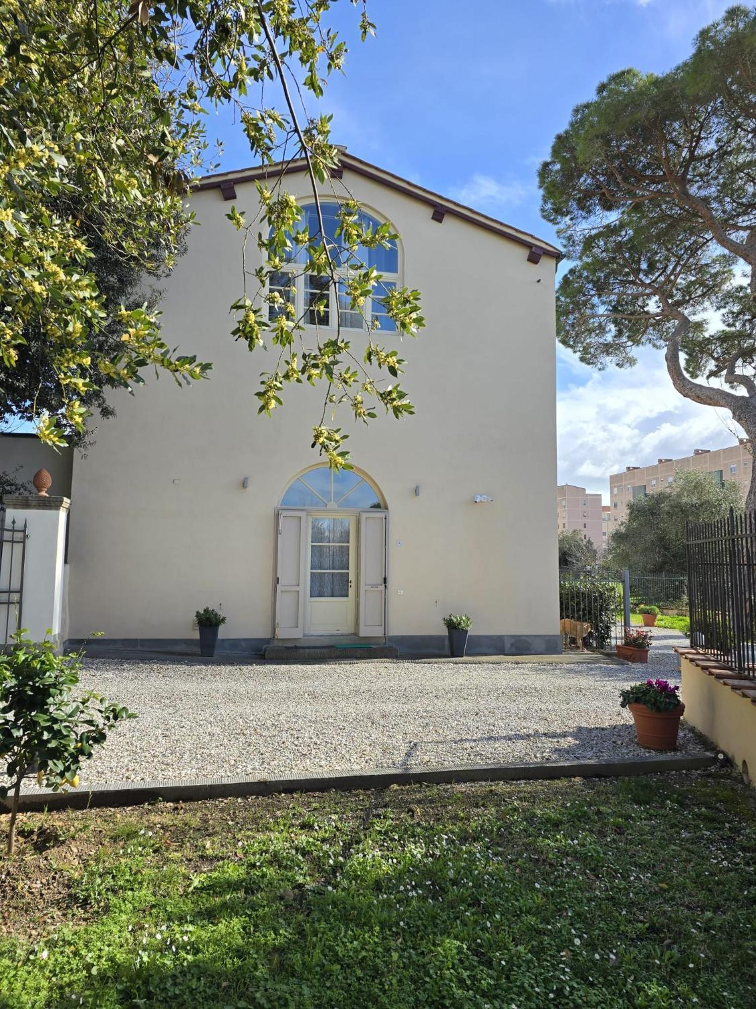 La Villa Apartments Tinaia - Excellent For Sardegna & Corsica - 6-8 Beds - Private Parking Included With Camera Livorno Bagian luar foto
