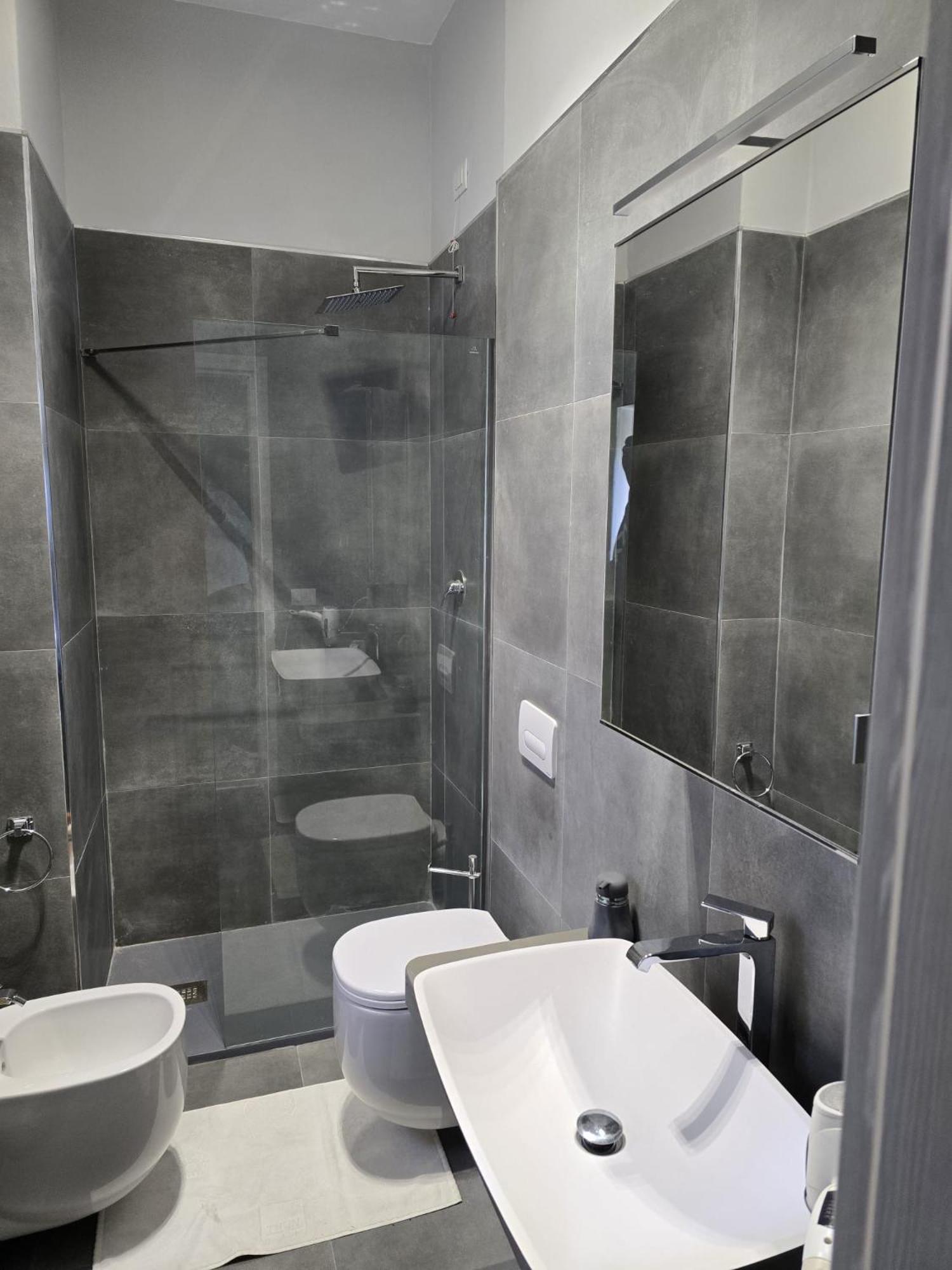 La Villa Apartments Tinaia - Excellent For Sardegna & Corsica - 6-8 Beds - Private Parking Included With Camera Livorno Bagian luar foto