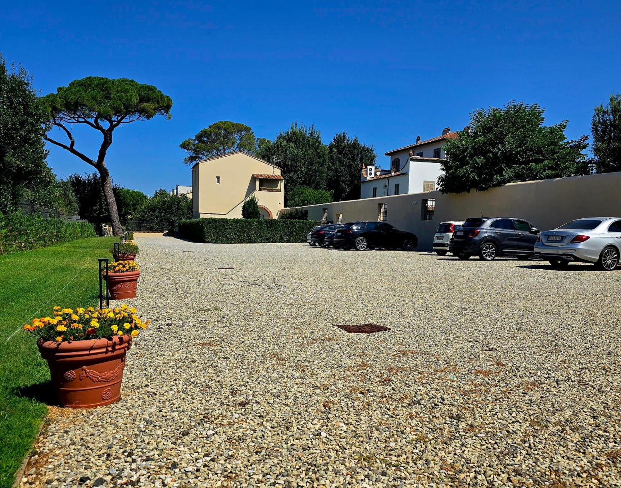 La Villa Apartments Tinaia - Excellent For Sardegna & Corsica - 6-8 Beds - Private Parking Included With Camera Livorno Bagian luar foto
